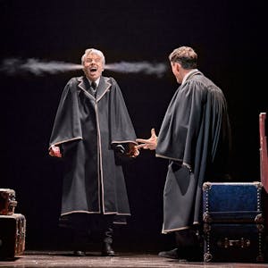 Scorpius Malfoy strömt im Stück „Harry Potter und das verwunschene Kind“ Dampf aus den Ohren, rechts von ihm reagiert sein bester Freund Albus Potter.