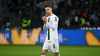 Julian Weigl von Borussia Mönchengladbach, am 18. Februar 2023 beim Spiel gegen den FC Bayern München beim Applaudieren zu sehen, wird seinem Klub für mehrere Wochen nicht zur Verfügung stehen.