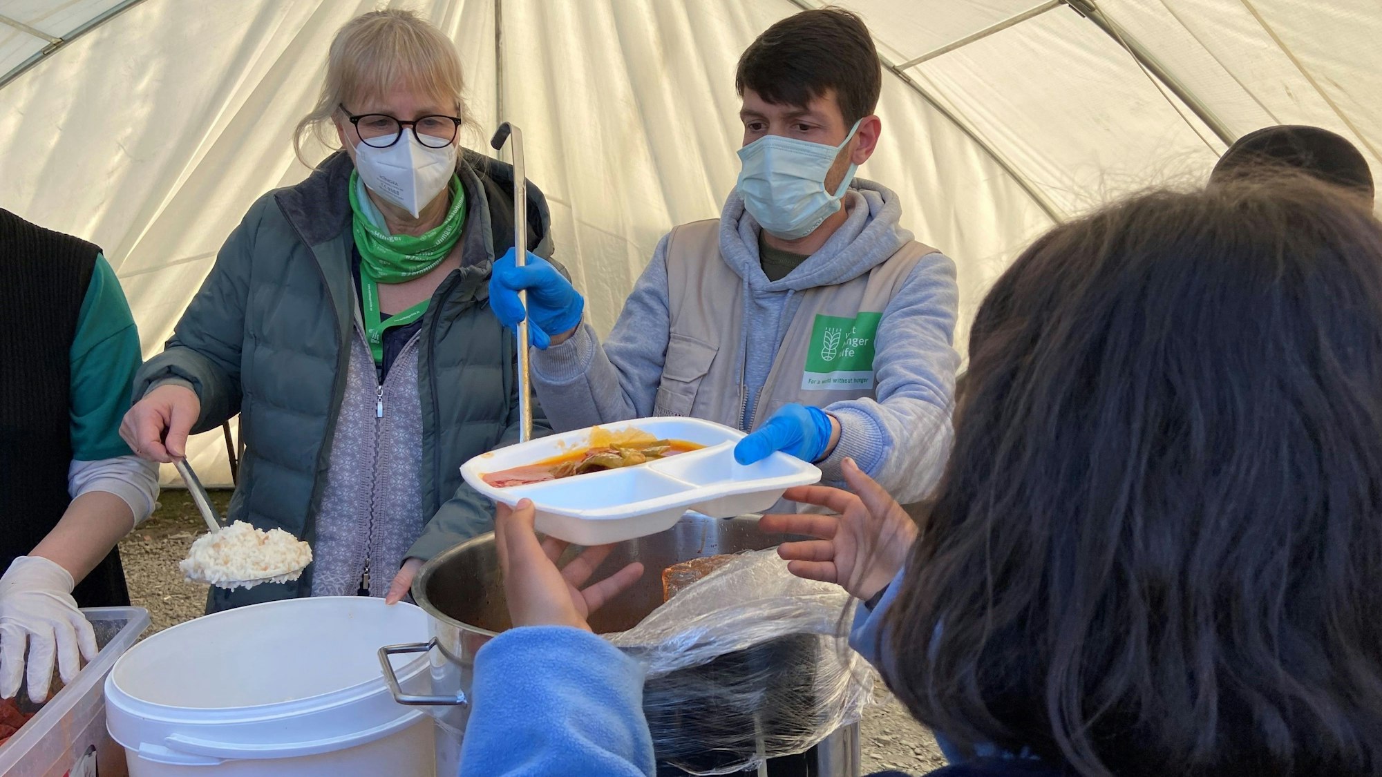 Kerstin Bandsom, Welthungerhilfe, bei der Essensausteilung für Erdbebenopfer in der Südost-Türkei