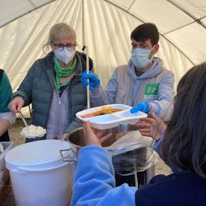 Kerstin Bandsom, Welthungerhilfe, bei der Essensausteilung für Erdbebenopfer in der Südost-Türkei