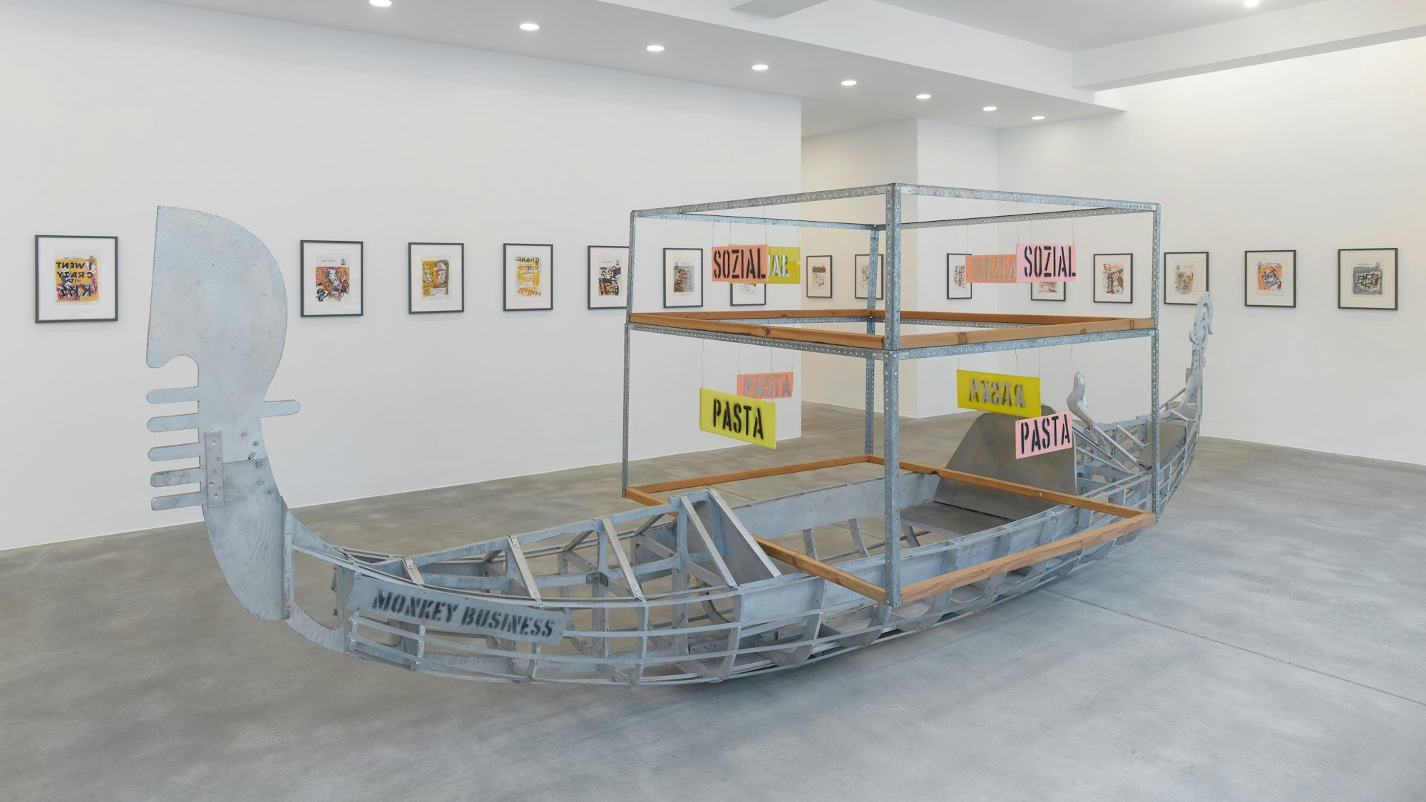 Der "Sozialkistentransporter" von Martin Kippenberger ist in der Galerie Gisela Capitain zu sehen.