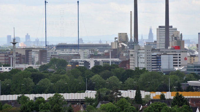 Der Kölner Dom in Leverkusen, das Bayer-Kreuz als Nachbar? Nein, nur aus der richtigen Perspektive fotografiert.