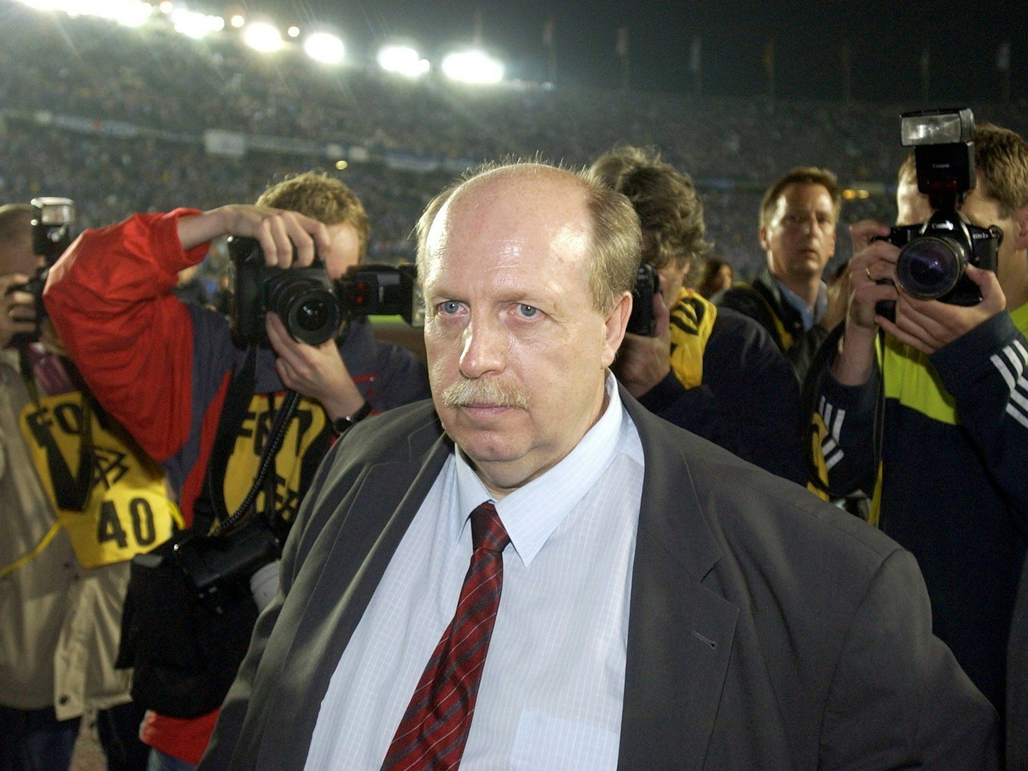 Der damalige Leverkusen Manager Reiner Calmund wird von Reportern umzingelt.