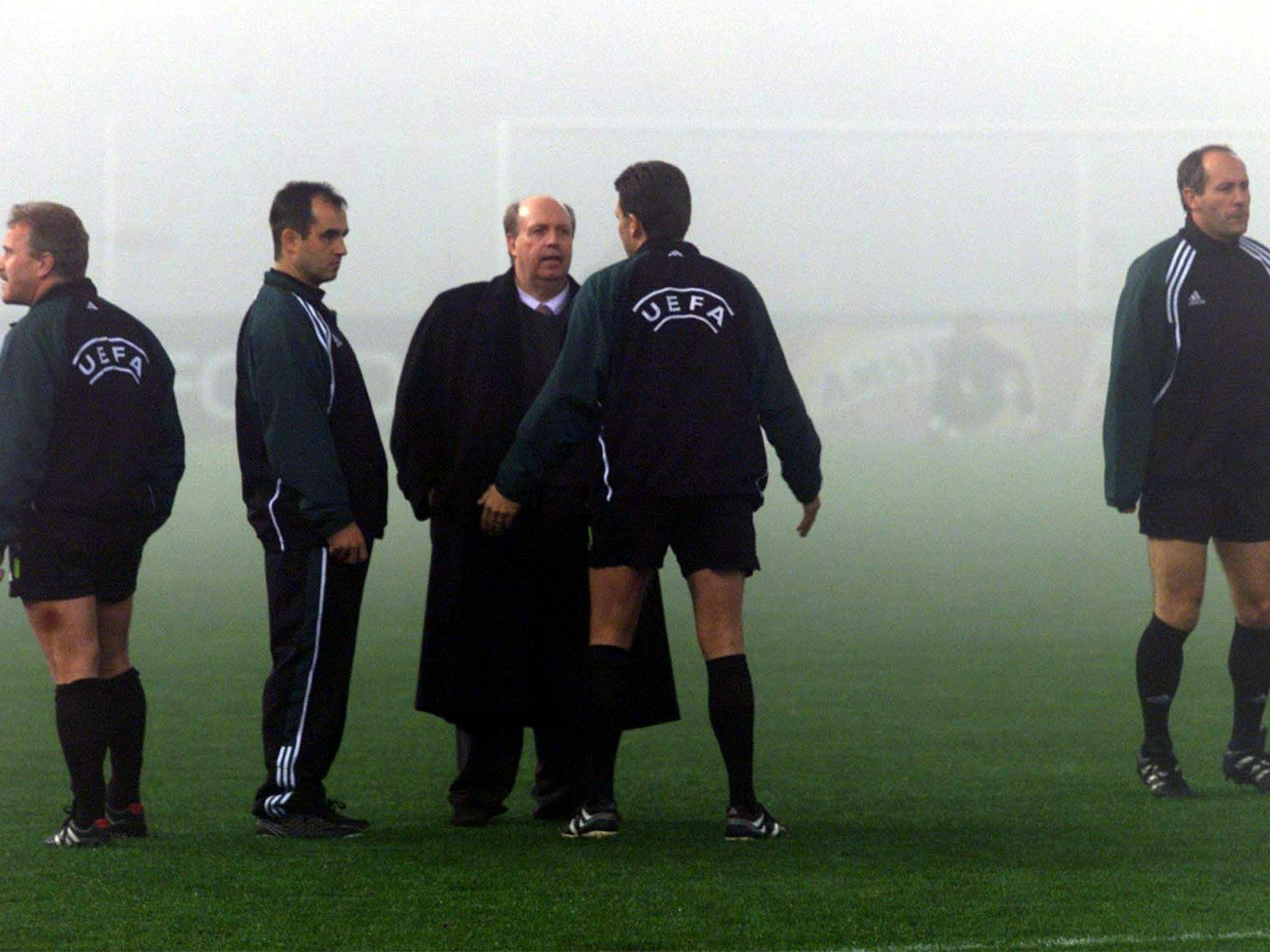 Reiner Calmund unterhält sich vor dem Spiel gegen Juventus Turin mit den Schiedsrichtern.