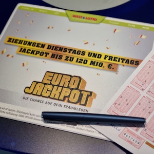 Ausgefüllter Eurojackpot Tippschein liegt auf einer Eurojackpot Schreibunterlage.