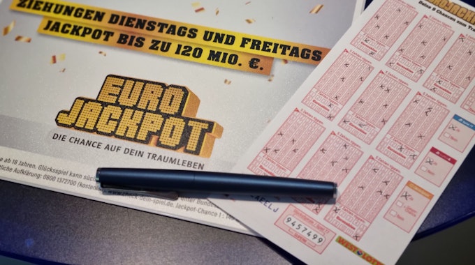 Ausgefüllter Eurojackpot Tippschein liegt auf einer Eurojackpot Schreibunterlage.
