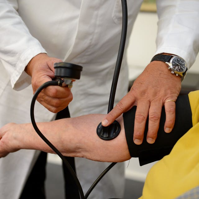 Ein Hausarzt misst in seiner Praxis einer Patientin den Blutdruck. (Symbolbild)