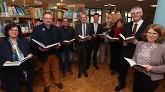 Pastor Bernhard Dobelke (2. v. l.) und Bürgermeister Ludger Banken (2. v. r.), Vertreter der Stadt, der katholischen Kirche und der Bücherei trafen sich zur Unterzeichnung des neuen Vertrags