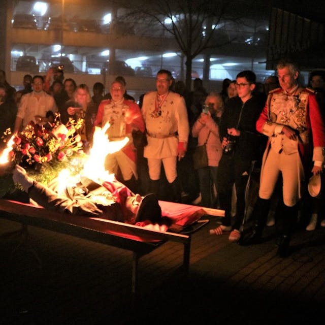 Das Bild zeigt Uniformierte der Prinzengarde vor dem brennenden Nubbel.