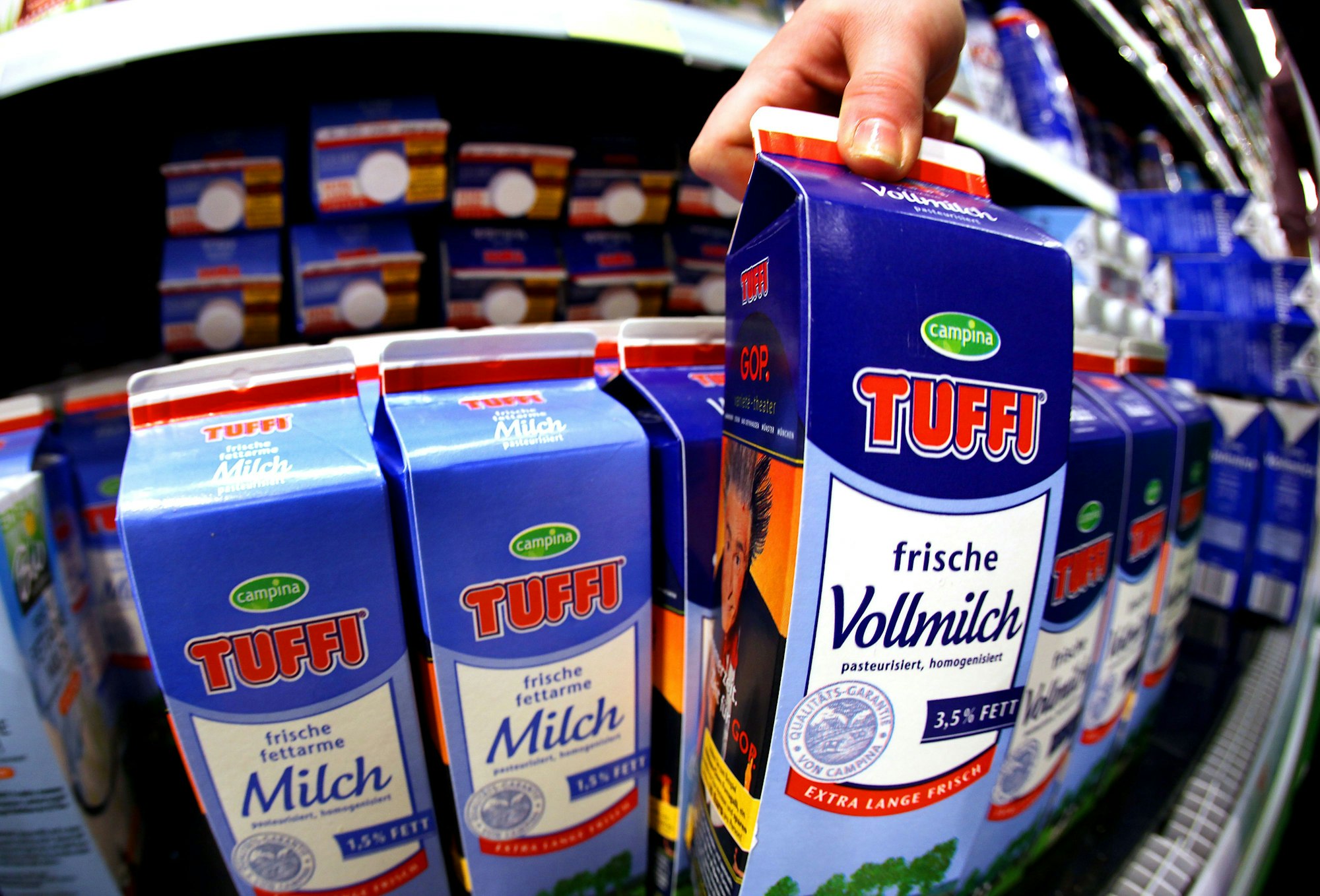 Tuffi-Milchpackungen in einem Supermarktregal. Die Marke gehört zu den bekanntesten im Deutschland-Geschäft von Friesland Campina, vom dem sich der Molkereiriese trennt.
