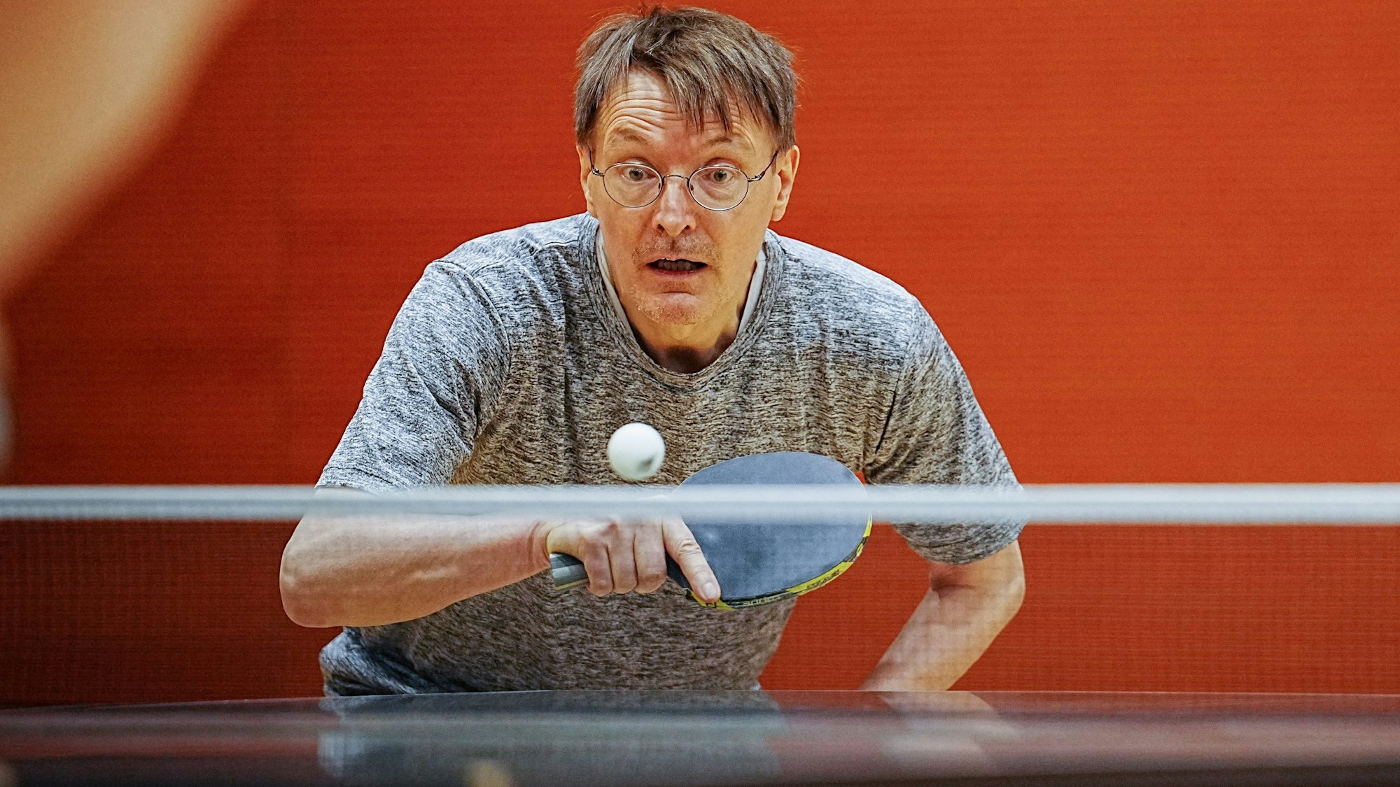 Karl Lauterbach (SPD), Bundesminister für Gesundheit, spielt bei einem Benefizturnier für Parkinson-Erkrankte in der Sporthalle des Bundestags Tischtennis.