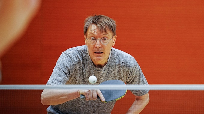 Karl Lauterbach (SPD), Bundesminister für Gesundheit, spielt bei einem Benefizturnier für Parkinson-Erkrankte in der Sporthalle des Bundestags Tischtennis.&nbsp;