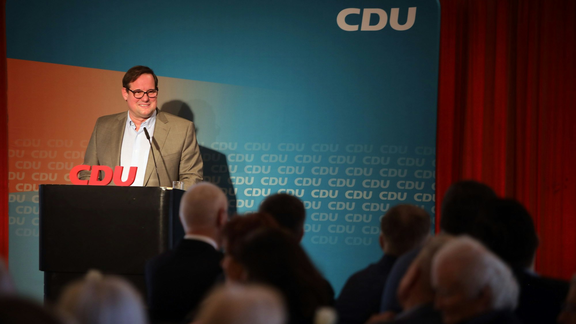 Politiker Vorsitzender der CDU-Landtagsfraktion Thorsten Schick steht an einem Rednerpult vor einer CDU-Wand.