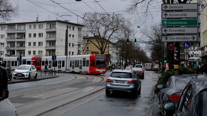 Die Linie 7 biegt vor dem Lindenthaler Teil der Dürener Straße, wo sich zahlreiche Geschäfte und Lokale befinden, auf den Gürtel ab.
