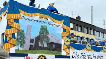 Ein Motivwagen des Senats der Dörper Einigkeit beim Forsbacher Karnevalszug machte die Zukunft der Christuskirche zum Thema. Foto: Sauer