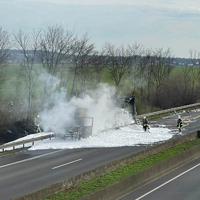 Die Feuerwehr am 22.02.2023 beim Löschen eines Lkw auf der A61 in Swisttal / Weilerswist.