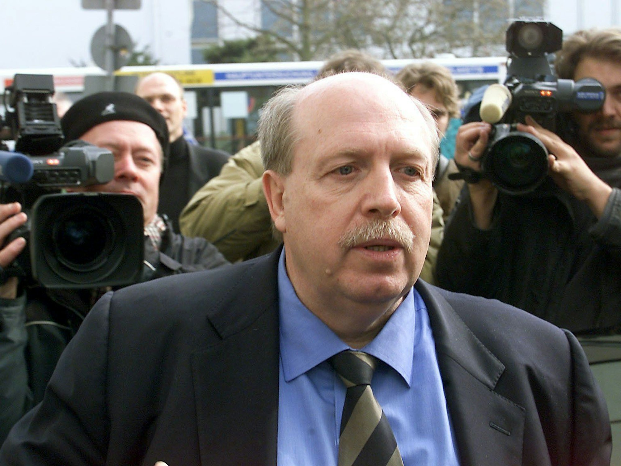 Reiner Calmund wird auf dem Weg zum Koblenzer Landgericht von Journalisten umzingelt.