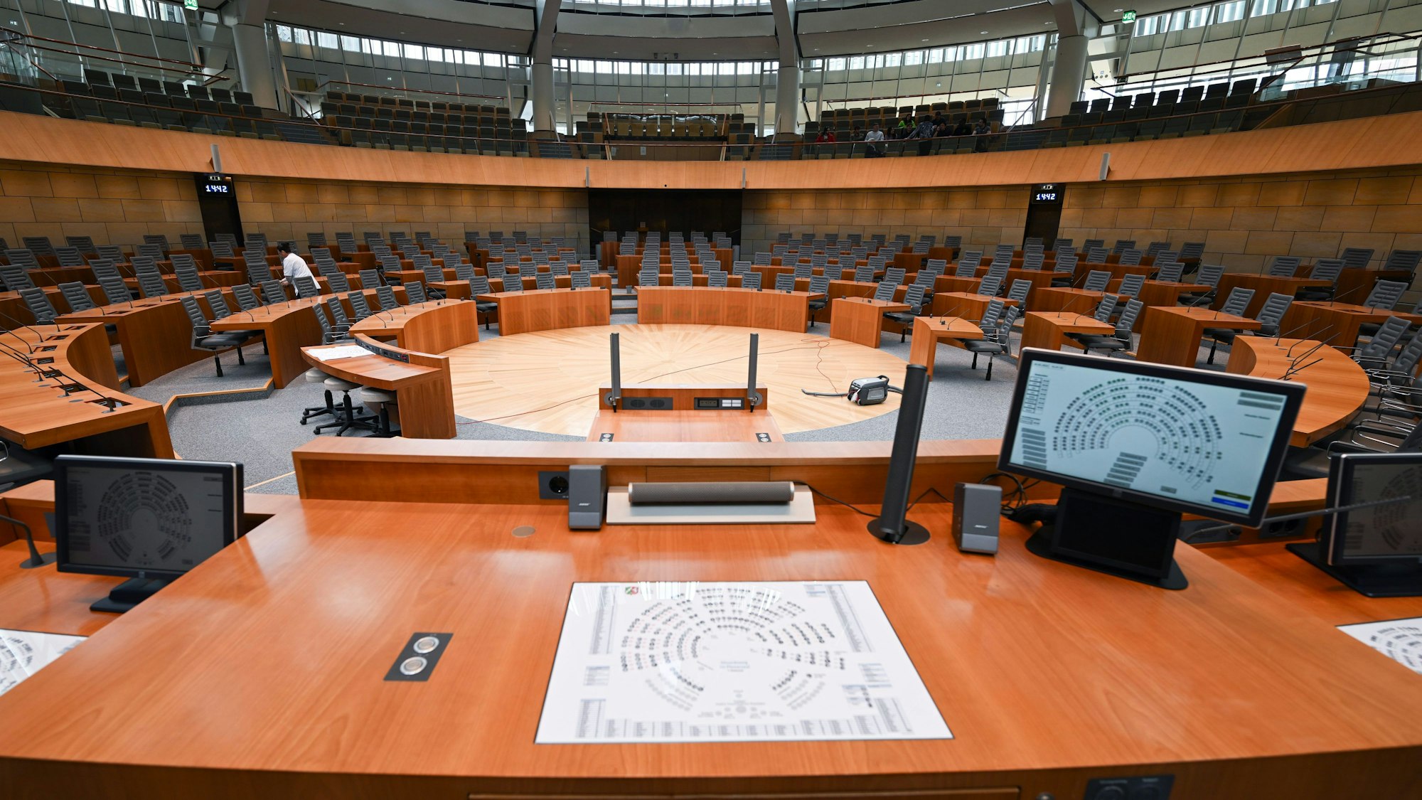 Zu sehen ist der Plenarsaal im nordrhein-westfälischen Landtag.Die Sitze sind leer, zentral steht ein Rednerpult.