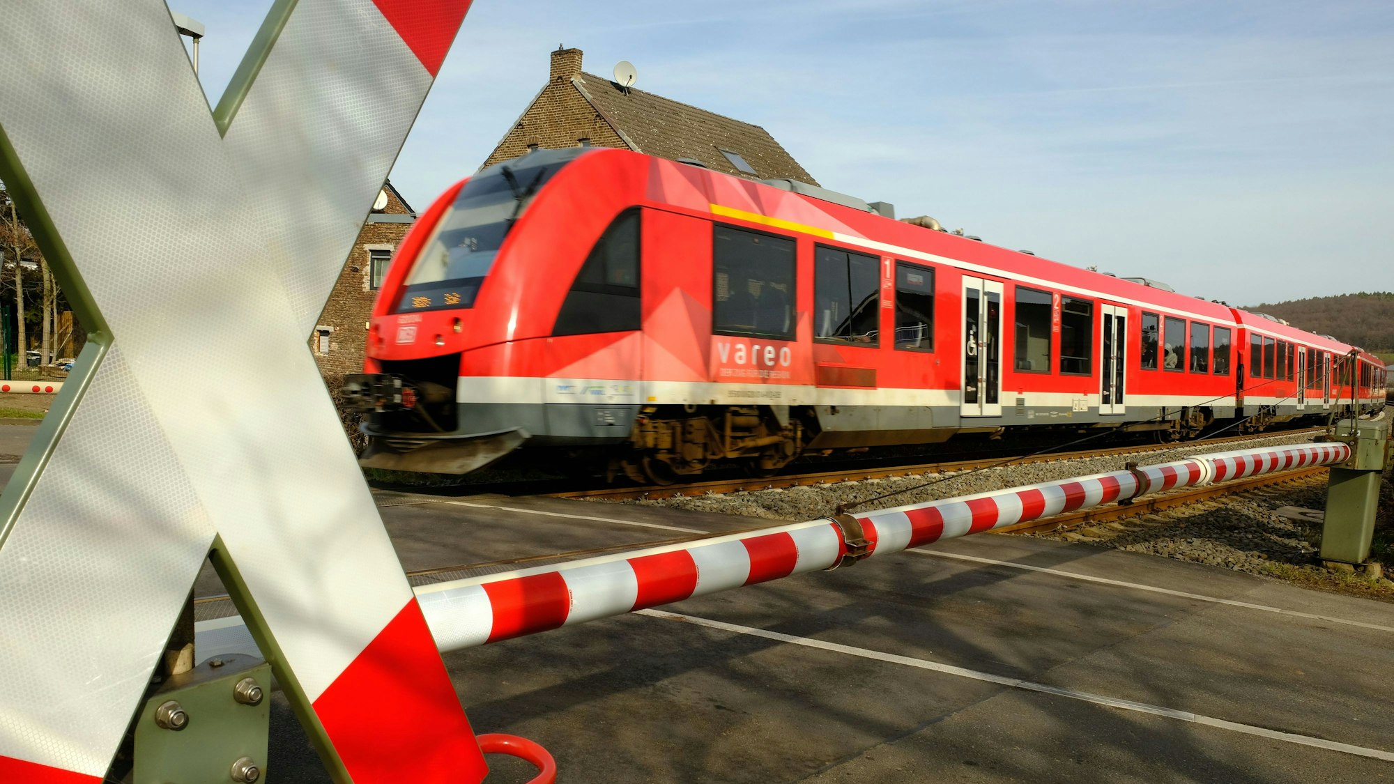 Ein Vareo-Zug der Deutschen Bahn an einem Bahnübergang auf der Eifelstrecke zwischen Köln und Trier.