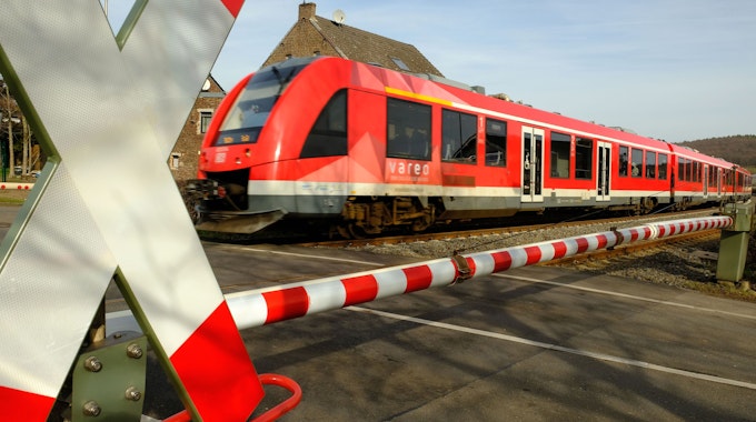 Ein Vareo-Zug der Deutschen Bahn an einem Bahnübergang auf der Eifelstrecke zwischen Köln und Trier.