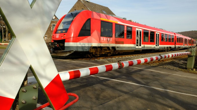 Ein Zug am Bahnübergang in Satzvey.