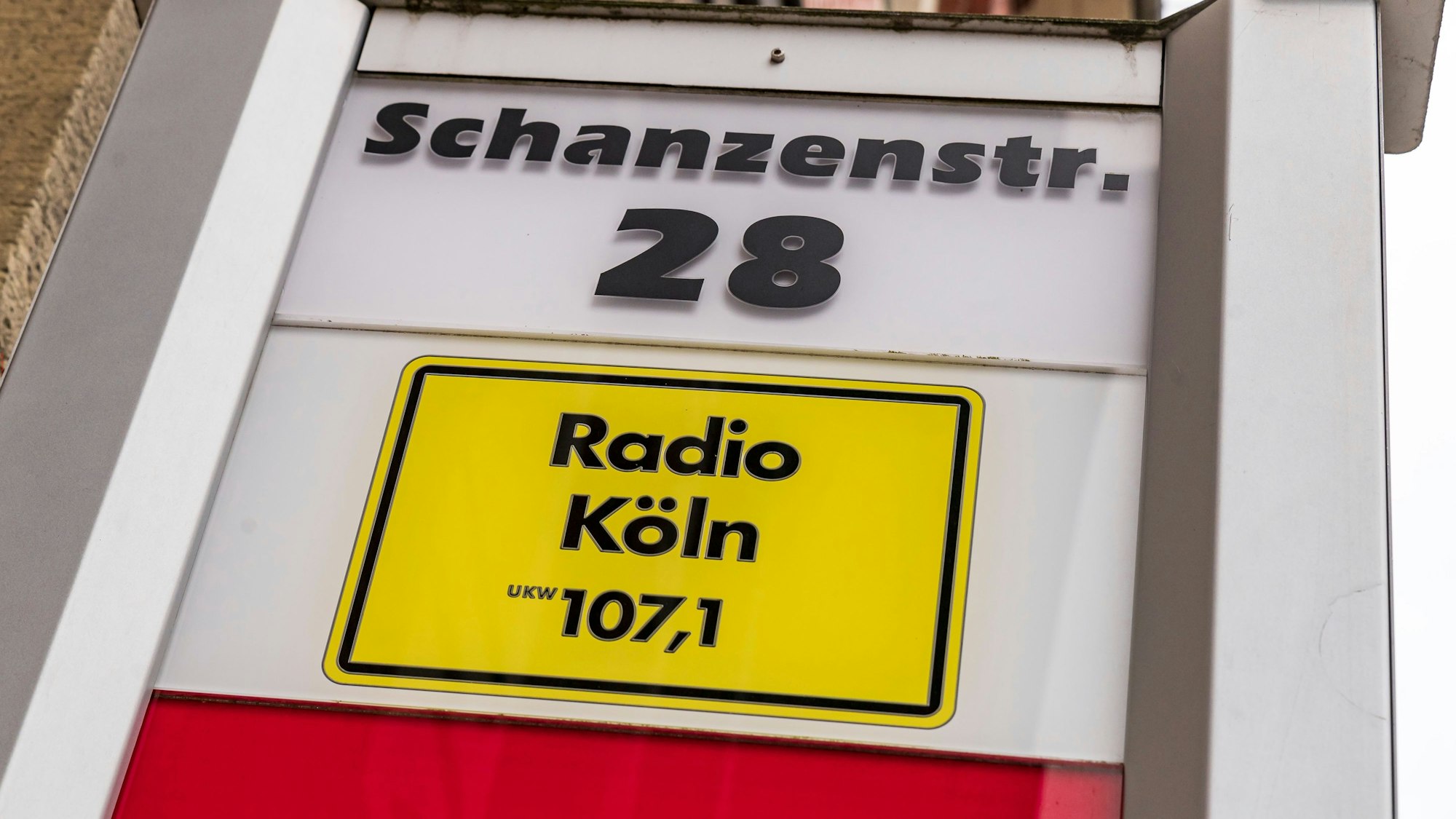 Das Schild von Radio Köln in der Schanzenstraße 28.