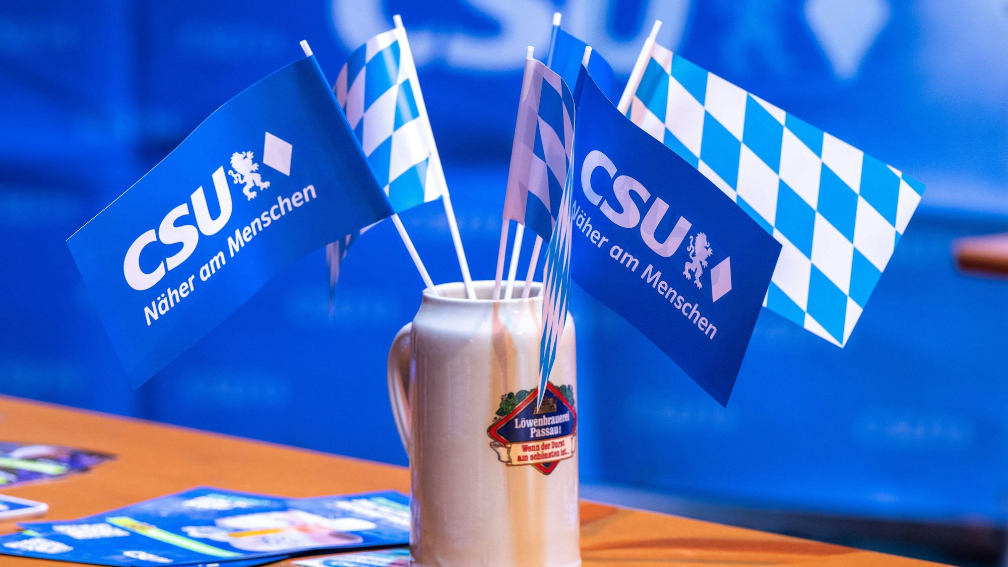 In Passau ist alles vorbereitet: Fähnchen mit dem bayerischen Rautenmuster und dem CSU-Logo stehen beim Politischen Aschermittwoch der CSU auf den Biertischen.