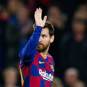 Lionel Messi winkt bei einem Spiel mit dem FC Barcelona.
