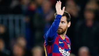 Lionel Messi winkt bei einem Spiel mit dem FC Barcelona.