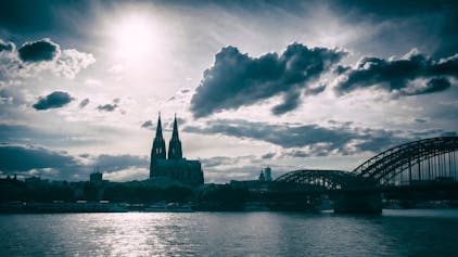 Der Kölner Dom und der Rhein im Gegenlicht