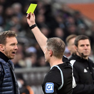 Schiedsrichter Tobias Welz zeigt Bayerns Trainer Julian Nagelsmann die gelbe Karte.