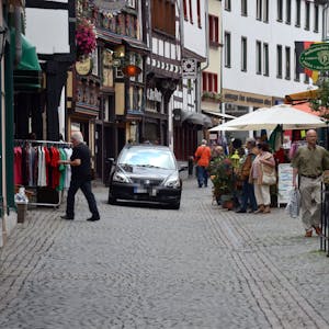 Ein Auto fährt im Jahr 2012 über die Orchheimer Straße in Bad Münstereifel, auf der auch Passanten schlendern.