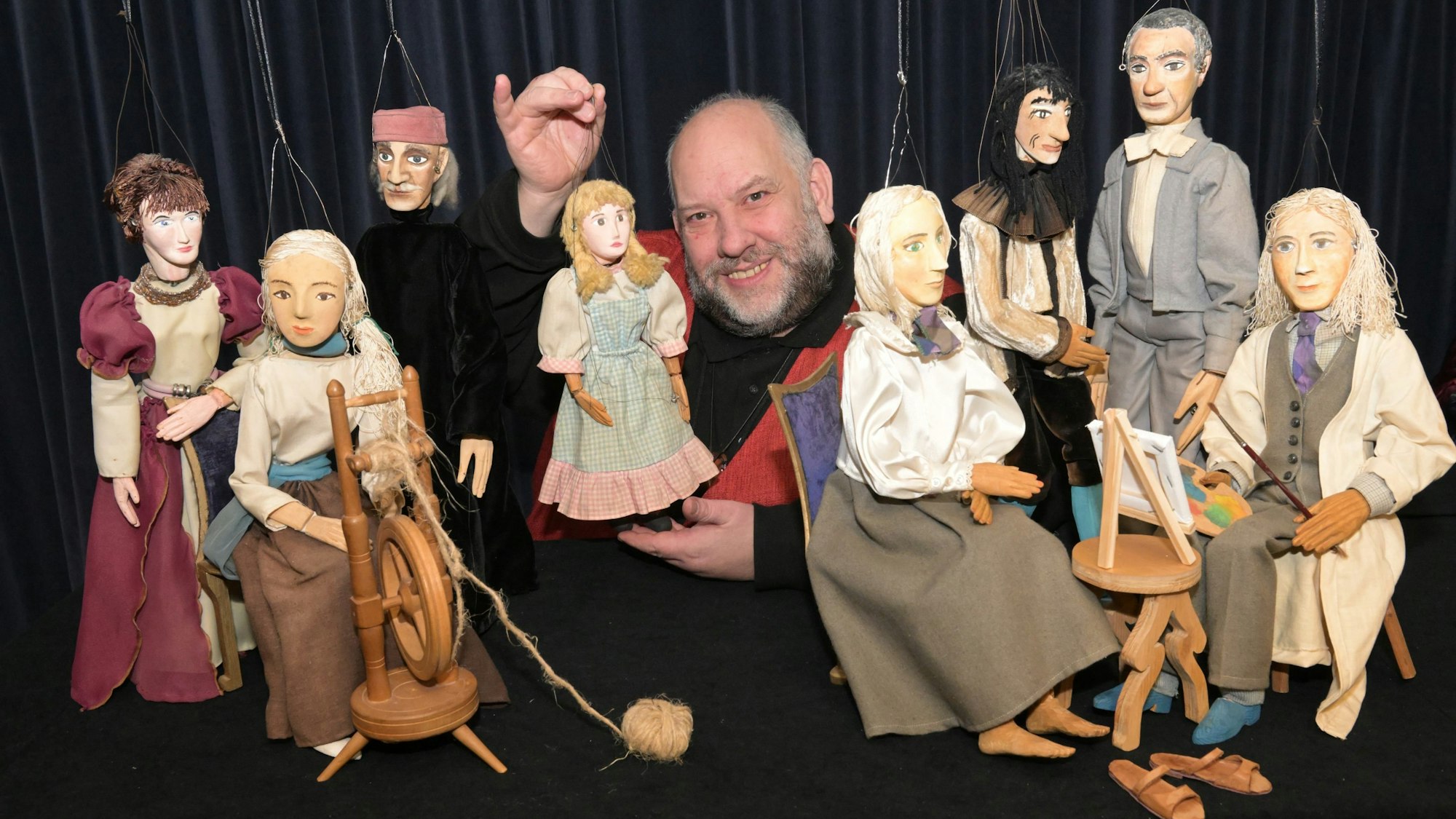 Gerd J. Pohl zwischen seinen Puppen.