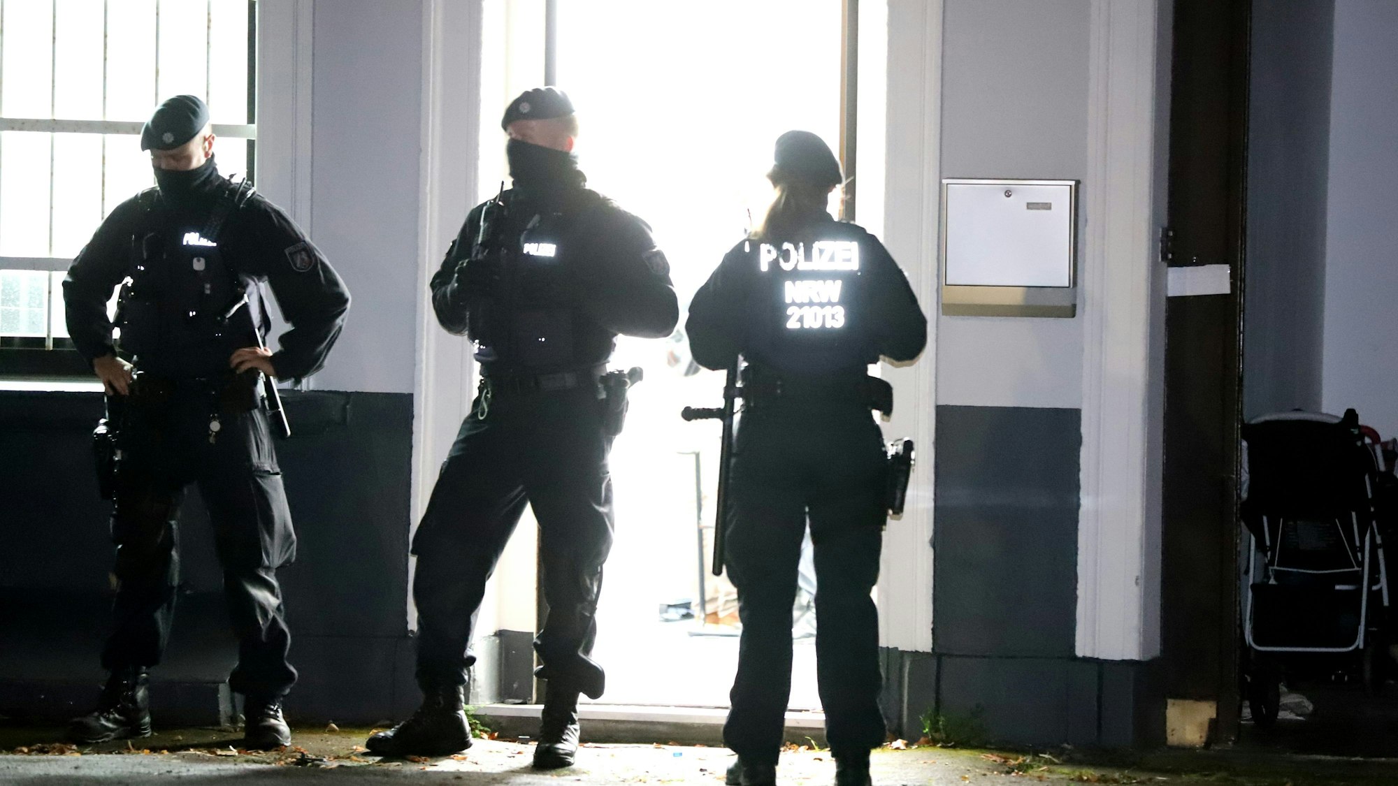 Polizeikräfte stehen vor Geschäftsräumen. Bei einer Großrazzia gegen Geldwäsche und organisierte Kriminalität hat die Polizei am Mittwochmorgen in Nordrhein-Westfalen, Niedersachsen und Bremen Wohnungen und Büros durchsucht und zehn Haftbefehle vollstreckt.