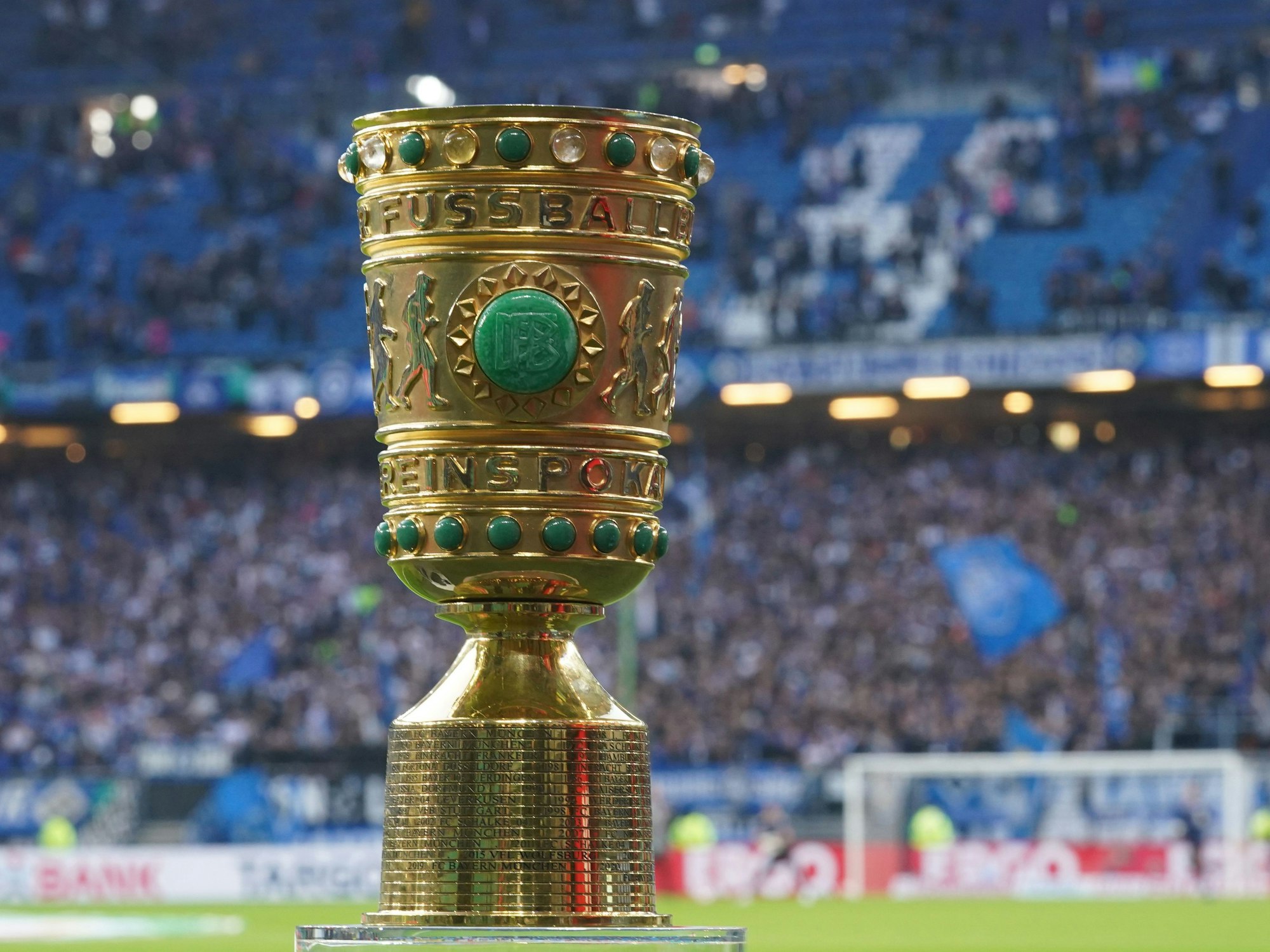 Der DFB-Pokal steht am 19. April 2022 auf einem Podest im Stadion des Hamburger SV.