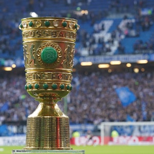 Der DFB-Pokal steht am 19. April 2022 auf einem Podest im Stadion des Hamburger SV.