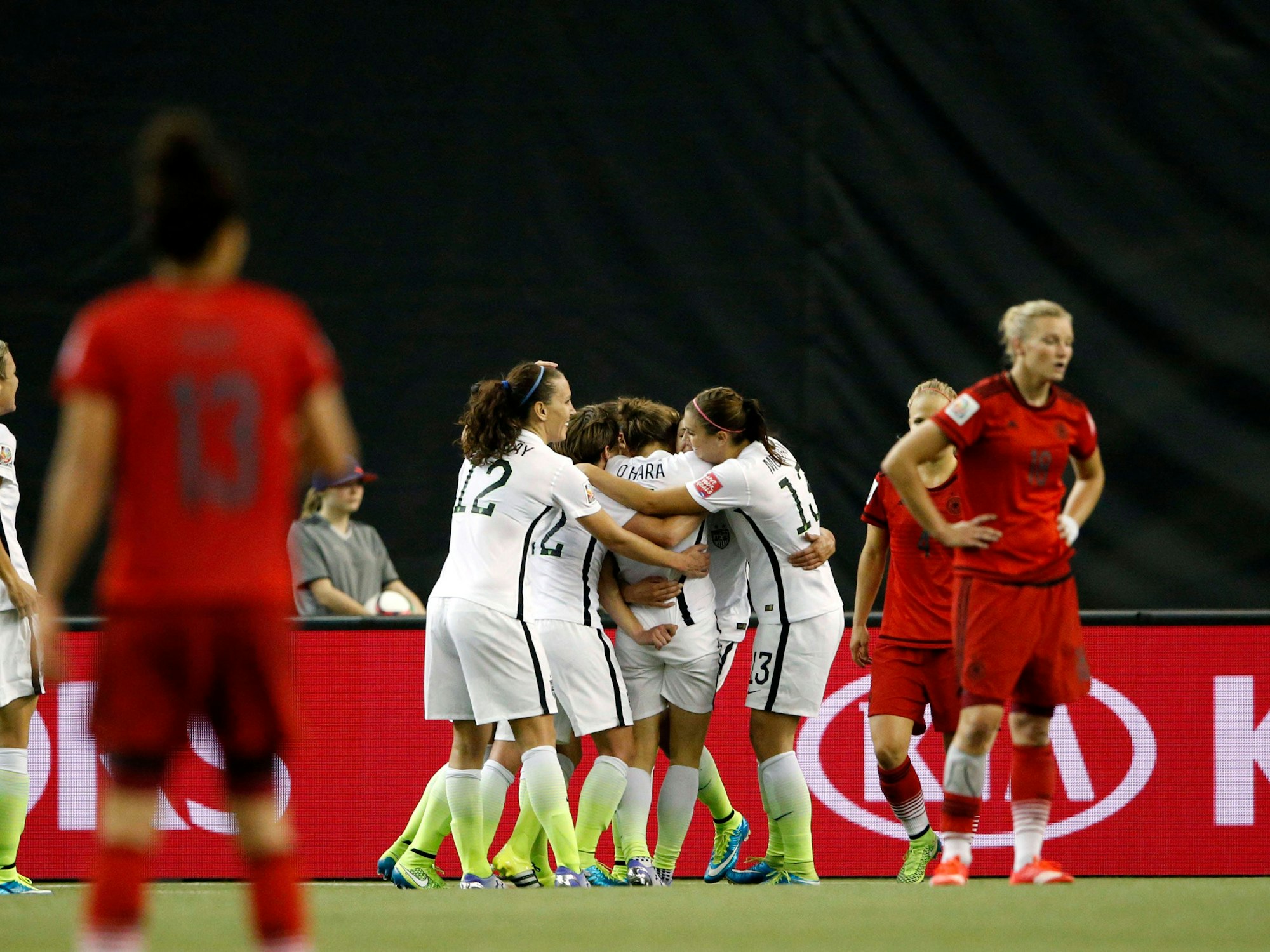 Das Team der USA jubelt nach ihrem Treffer gegen die deutsche Mannschaft.