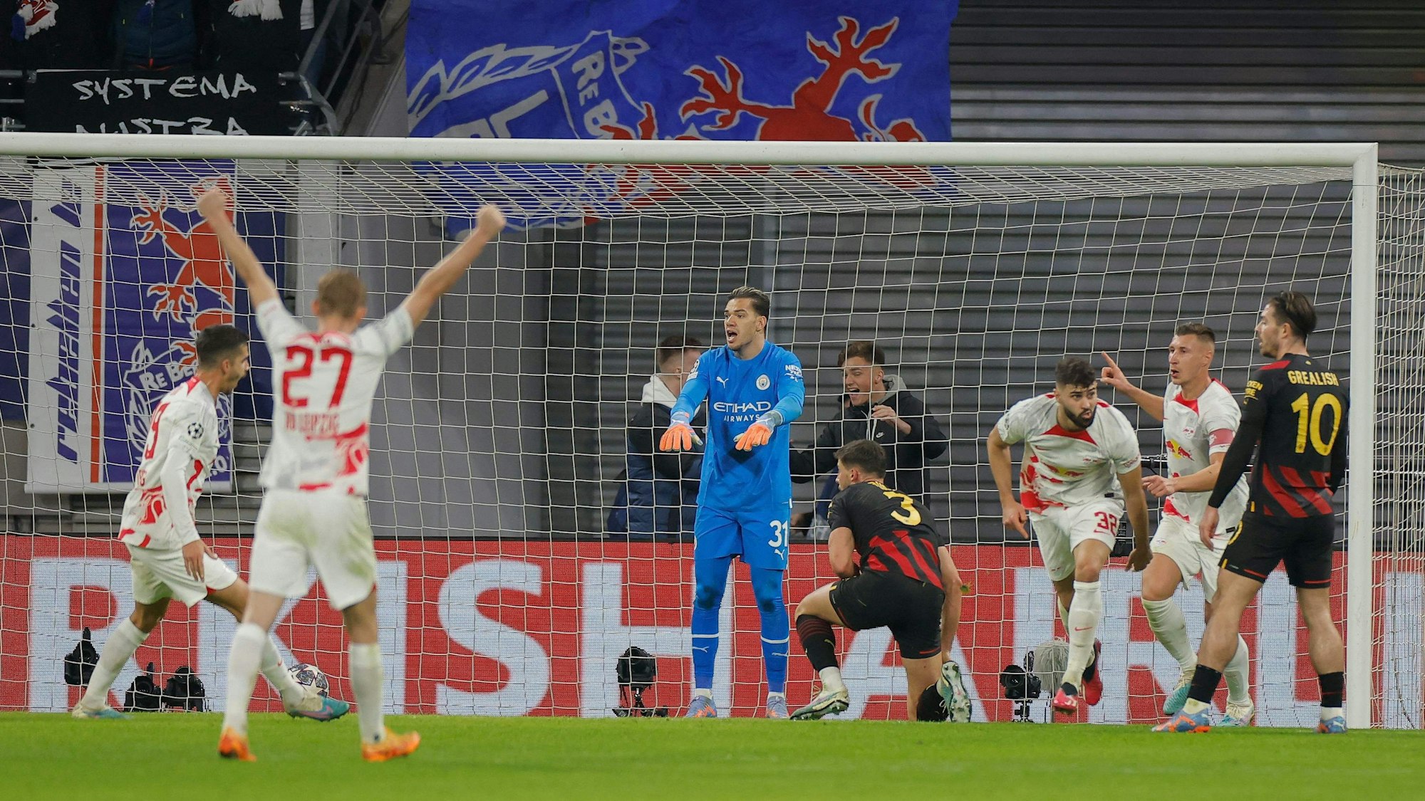 RB Leipzig jubelt gegen Manchester City über den 1:1-Ausgleich, der vor dem Rückspiel in der Champions League alles offen hält.