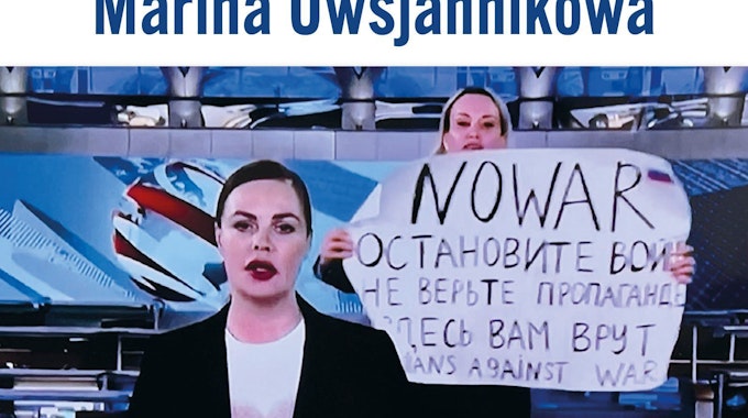 Unser Bild zeigt einen Ausschnitt des Buchcovers von Marina Owsjannikowa. Es heißt „Zwischen Gut und Böse- Wie ich mich endlich der Kreml-Propaganda entgegenstellte“ und soll am 14. März 2023 auf Deutsch erscheinen.&nbsp;