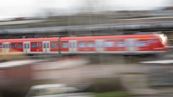 Eine S-Bahn fährt auf einem Gleis (Archivfoto).