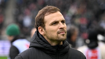 Tony Jantschke steht vor dem Bundesliga-Spiel von Borussia Mönchengladbach gegen Bayern München am 18. Februar 2023 am Spielfeldrand im Borussia-Park. Jantschke trägt eine schwarze Winterjacke von Borussia.