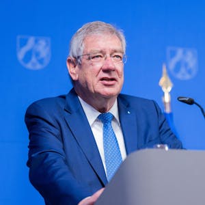 Arndt Kirchhoff, Präsident der Landesvereinigung der Unternehmensverbände Nordrhein-Westfalen, nimmt im Anschluss an ein Spitzengespräch mit Gewerkschaften und Wirtschaft an einer Pressekonferenz in der Staatskanzlei teil.