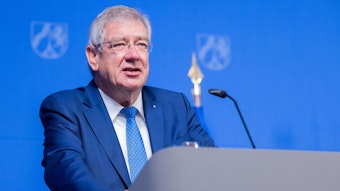 Arndt Kirchhoff, Präsident der Landesvereinigung der Unternehmensverbände Nordrhein-Westfalen, nimmt im Anschluss an ein Spitzengespräch mit Gewerkschaften und Wirtschaft an einer Pressekonferenz in der Staatskanzlei teil.