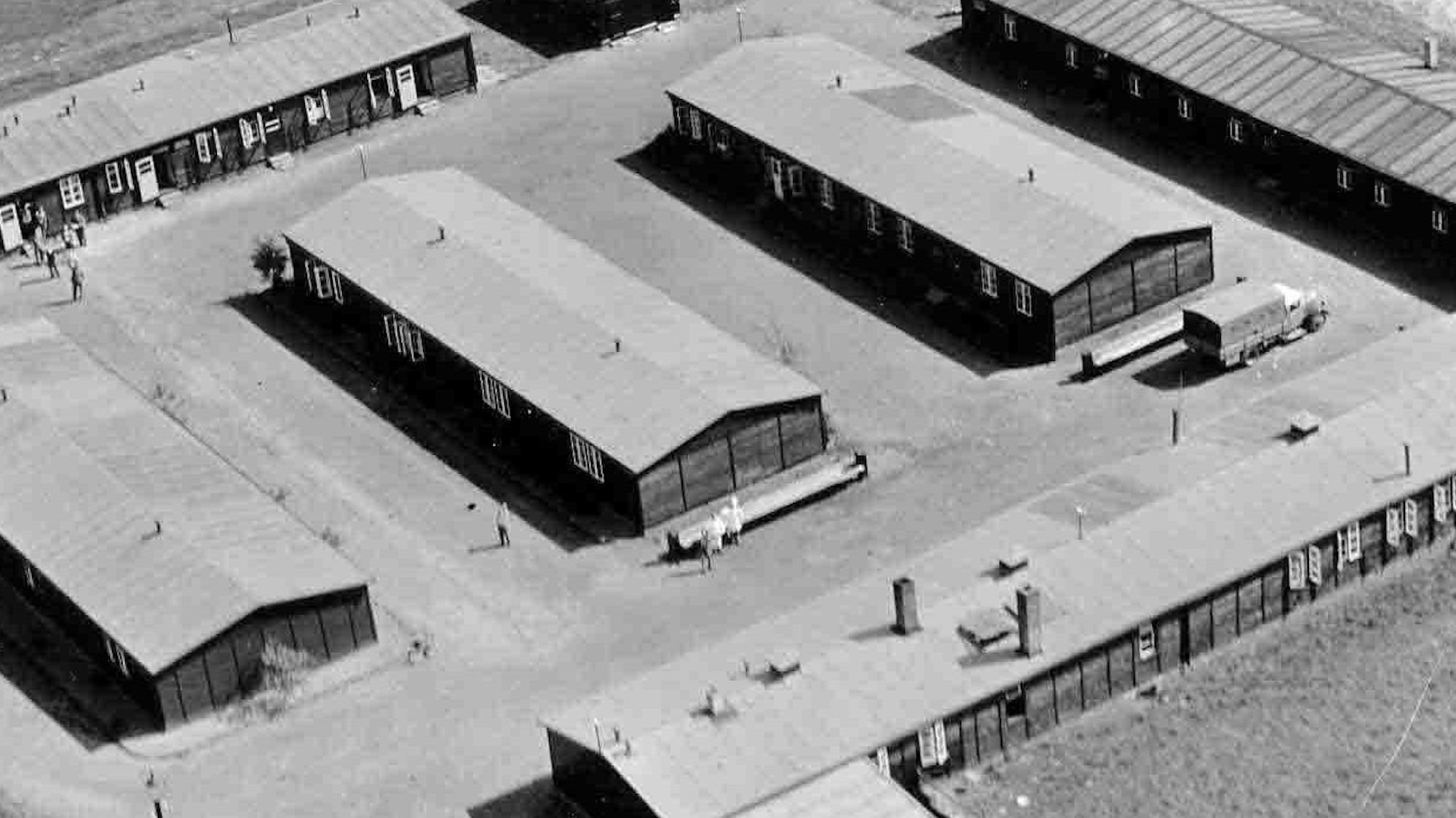 Luftbild, zu sehen sind Baracken, in denen im Zweiten Weltkrieg Häftlinge untergebracht wurden.