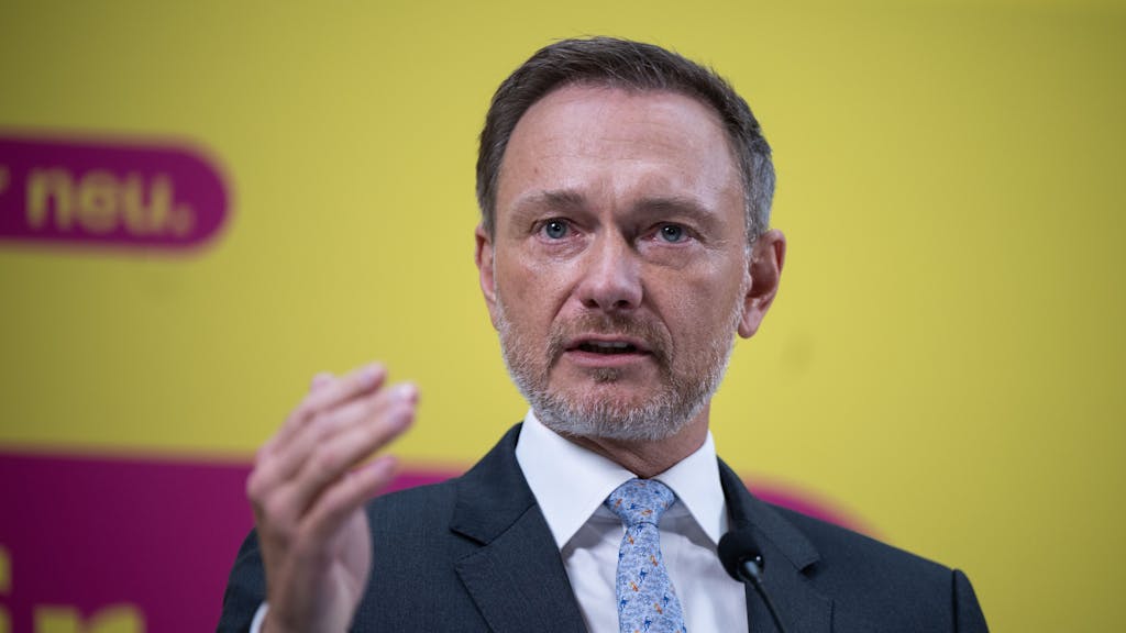 Christian Lindner, Bundesvorsitzender der FDP, spricht während einer Pressekonferenz zum Ergebnis der Wiederholungswahl zum Berliner Abgeordnetenhaus im Hans-Dietrich-Genscher-Haus.&nbsp;
