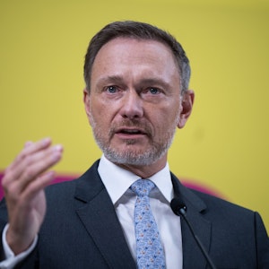 Christian Lindner, Bundesvorsitzender der FDP, spricht während einer Pressekonferenz zum Ergebnis der Wiederholungswahl zum Berliner Abgeordnetenhaus im Hans-Dietrich-Genscher-Haus.