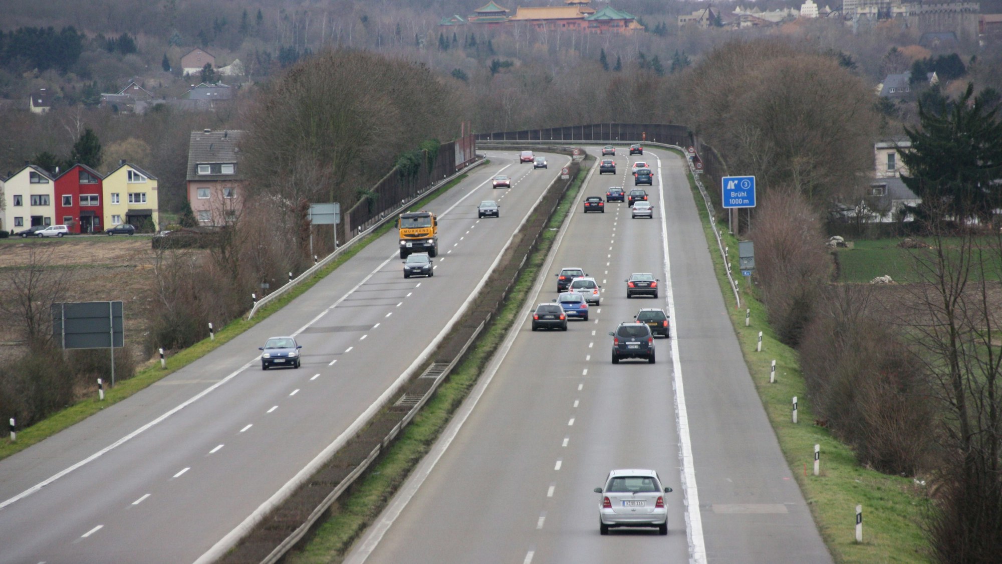 Das Bild zeigt die Autobahn 553 in Höhe Schwadorf in Richtung Phantasialand.