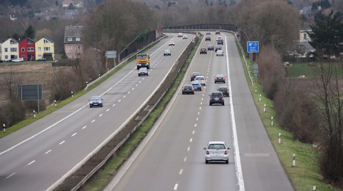 Das Bild zeigt die Autobahn 553 in Höhe Schwadorf in Richtung Phantasialand.