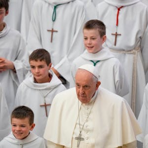 Papst Franziskus steht zusammen mit Kindern für ein Gruppenfoto während seiner wöchentlichen Generalaudienz in der Halle Papst Paul VI..