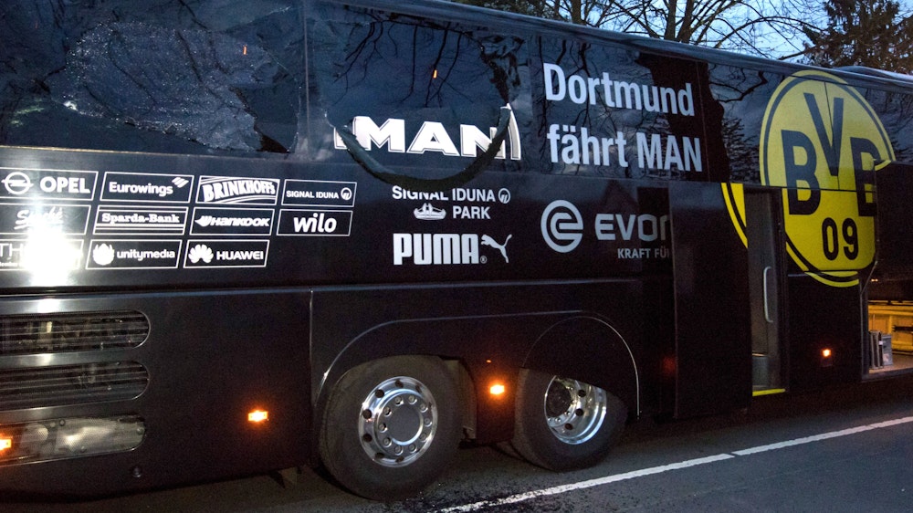 Der Mannschaftsbus von Borussia Dortmund mit zertrümmerten Scheiben.